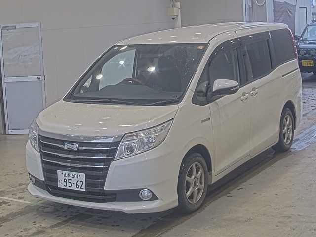 TOYOTA NOAH — фото