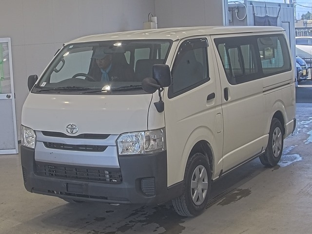 TOYOTA HIACE — фото