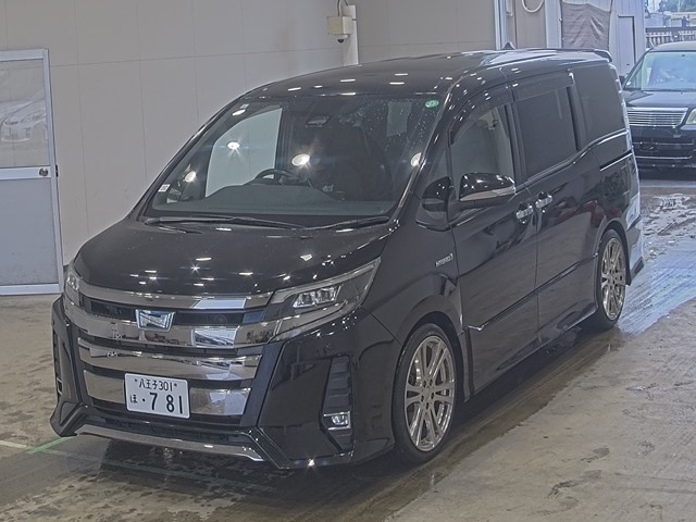 TOYOTA NOAH — фото