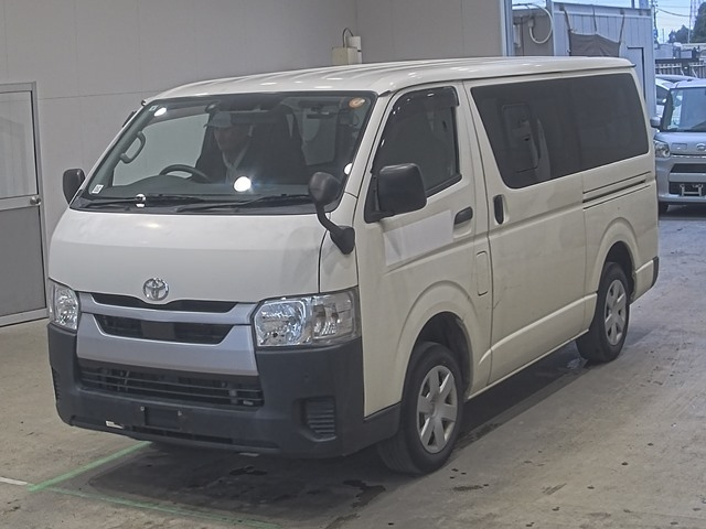TOYOTA HIACE — фото