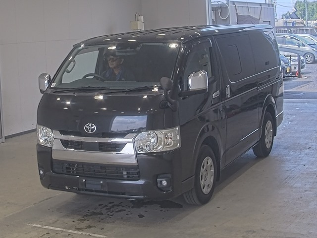 TOYOTA HIACE — фото