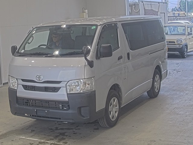 TOYOTA HIACE — фото