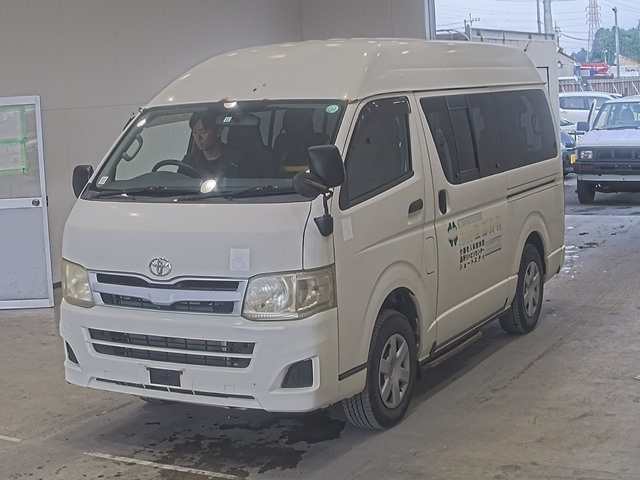 TOYOTA HIACE — фото