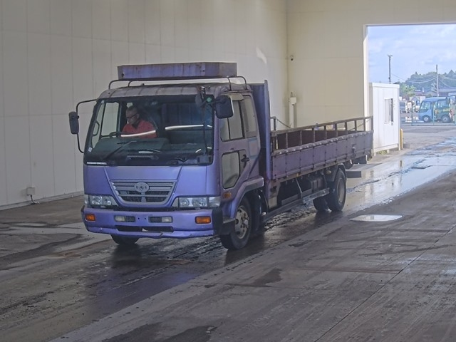 NISSAN UD — фото