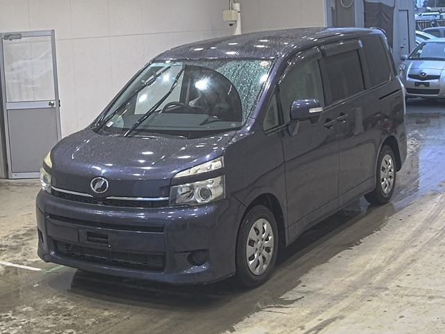 TOYOTA VOXY — фото