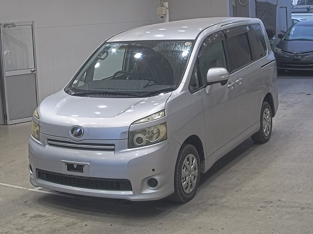 TOYOTA VOXY — фото