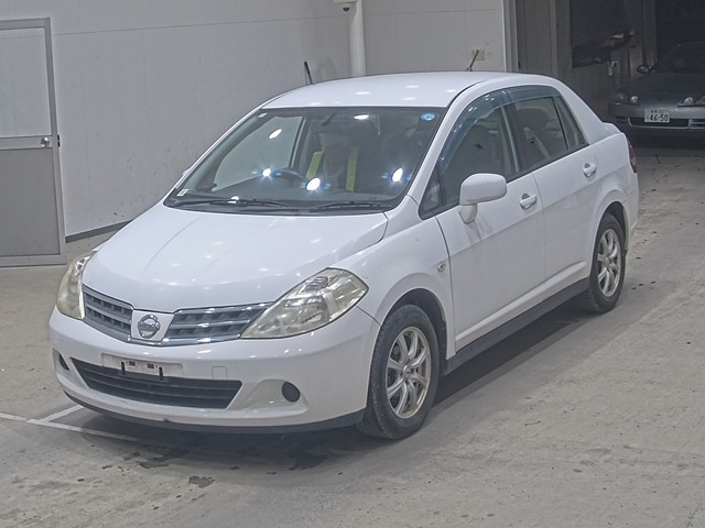 NISSAN TIIDA — фото