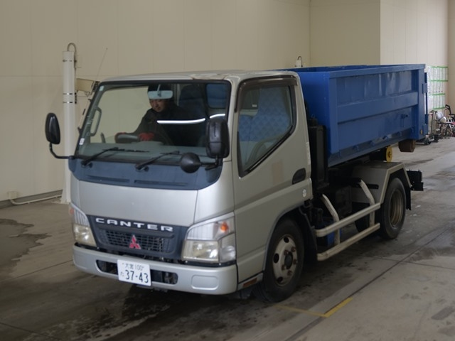 MITSUBISHI CANTER — фото