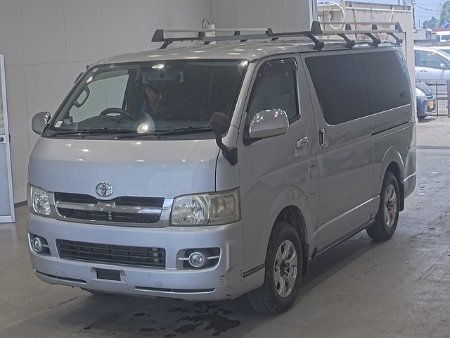 TOYOTA HIACE — фото