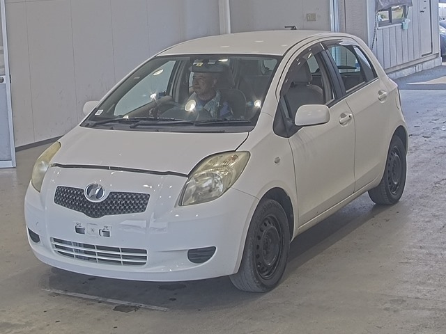 TOYOTA VITZ — фото