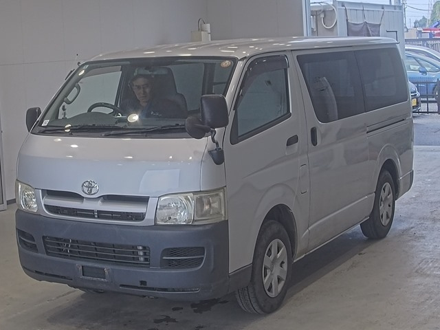 TOYOTA HIACE — фото