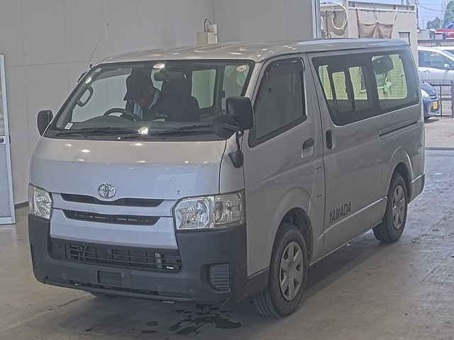 TOYOTA HIACE — фото