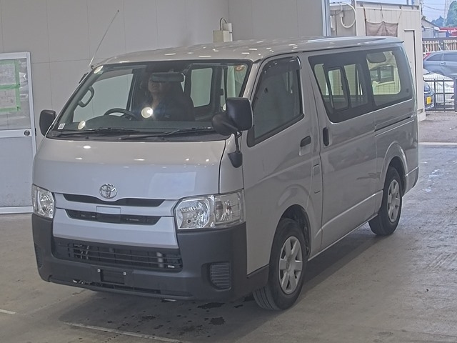 TOYOTA HIACE — фото