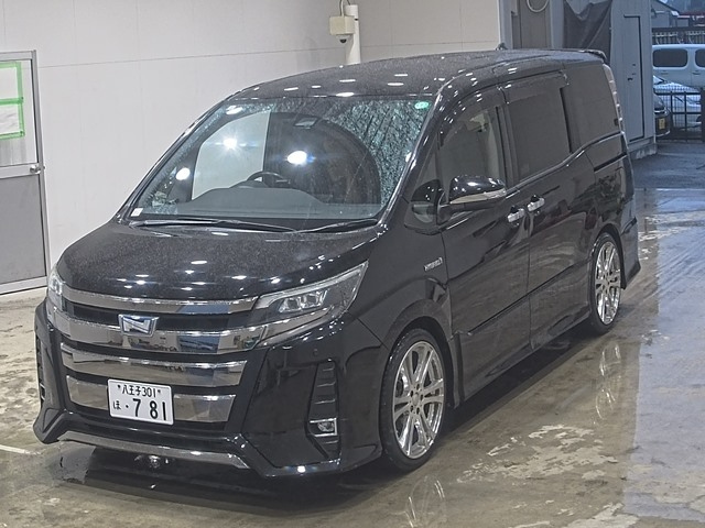 TOYOTA NOAH — фото