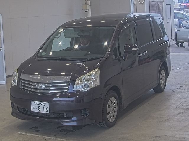 TOYOTA NOAH — фото