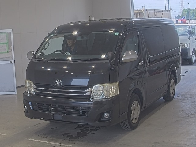TOYOTA HIACE — фото