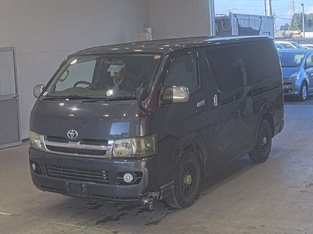 TOYOTA HIACE — фото