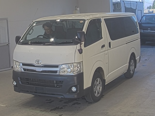 TOYOTA HIACE — фото