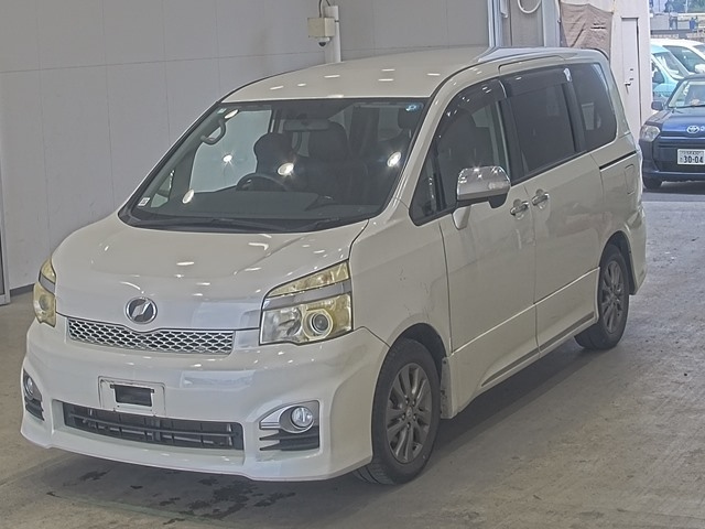 TOYOTA VOXY — фото