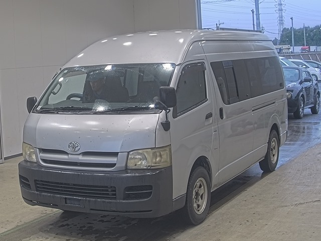 TOYOTA HIACE — фото