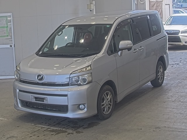 TOYOTA NOAH — фото