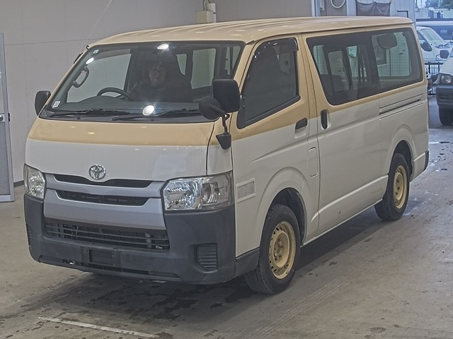 TOYOTA HIACE — фото
