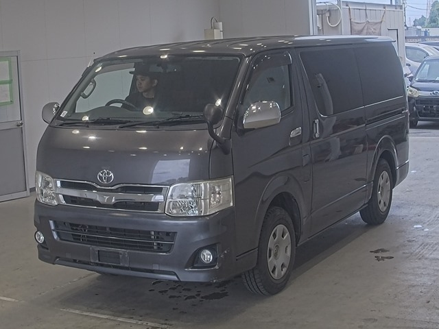 TOYOTA HIACE — фото