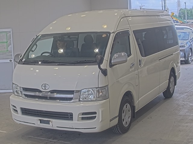 TOYOTA HIACE — фото