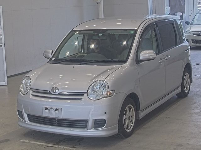 TOYOTA SIENTA — фото