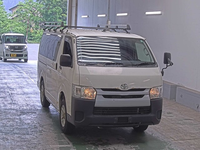 TOYOTA HIACE — фото