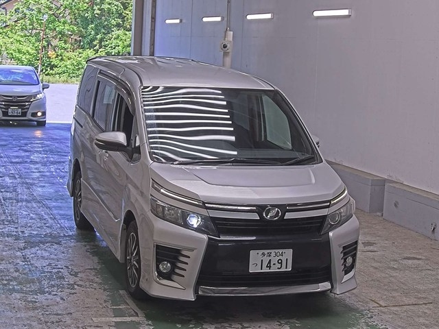 TOYOTA VOXY — фото