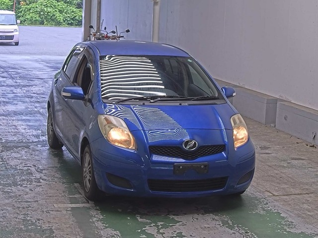 TOYOTA VITZ — фото