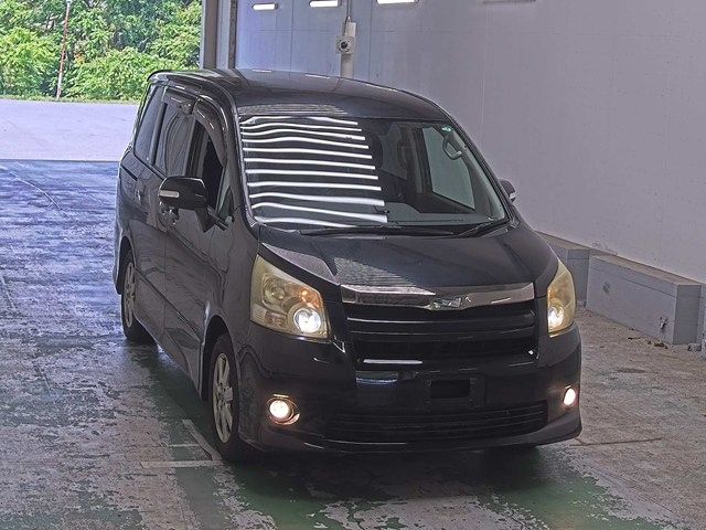 TOYOTA NOAH — фото