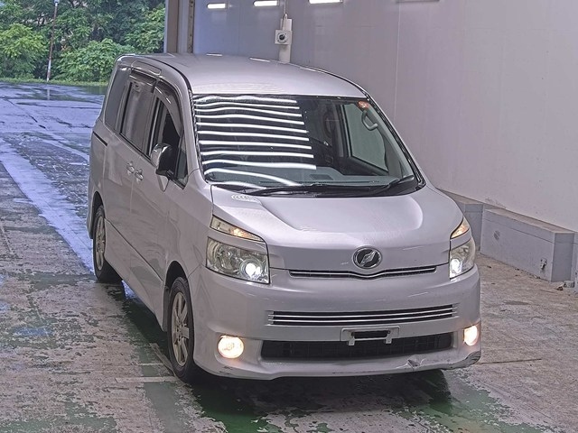 TOYOTA VOXY — фото