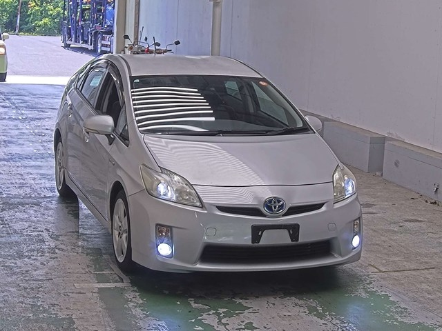 TOYOTA PRIUS — фото