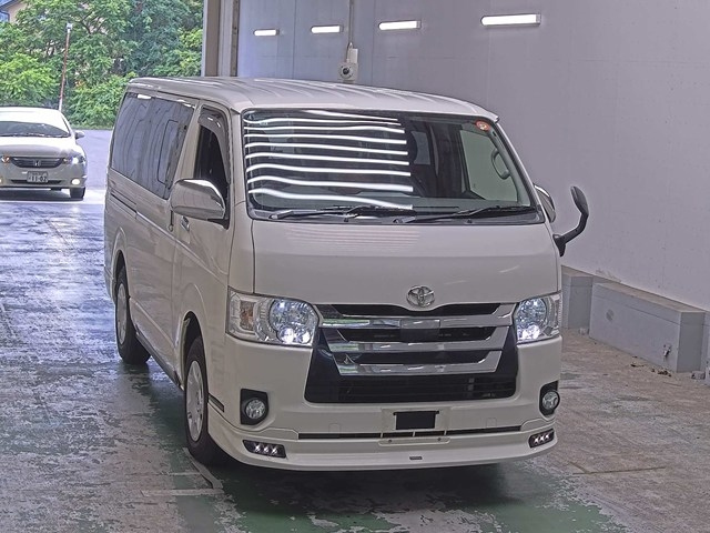 TOYOTA HIACE — фото