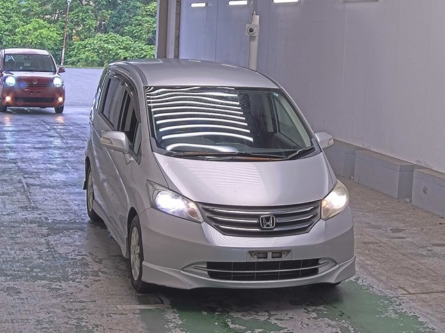 HONDA FREED — фото