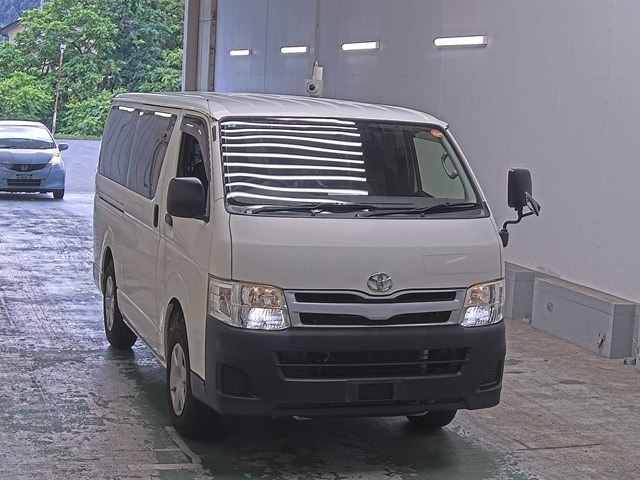 TOYOTA HIACE — фото
