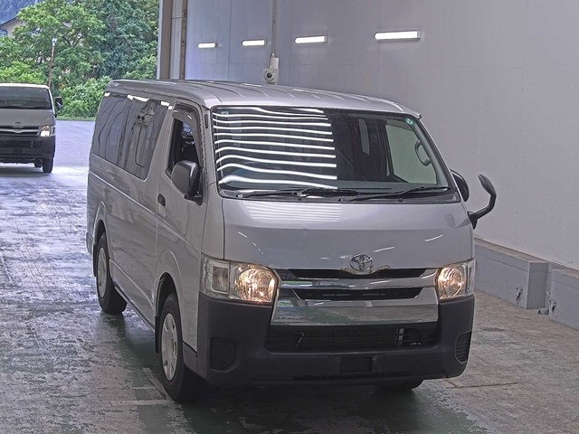 TOYOTA HIACE — фото