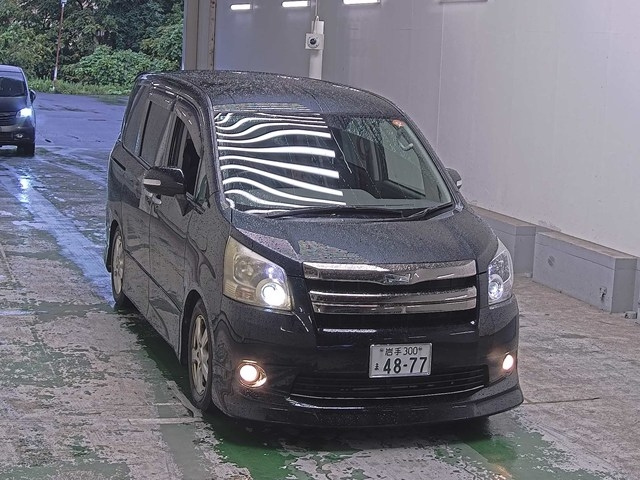 TOYOTA NOAH — фото