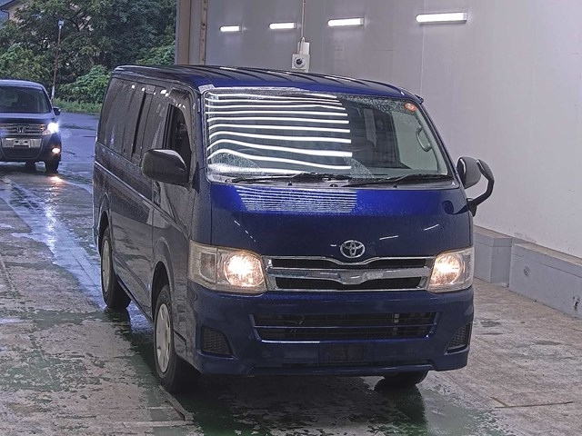 TOYOTA HIACE — фото