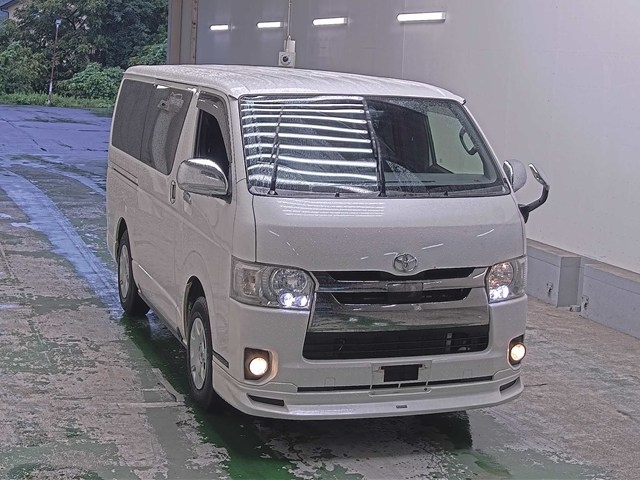 TOYOTA HIACE — фото