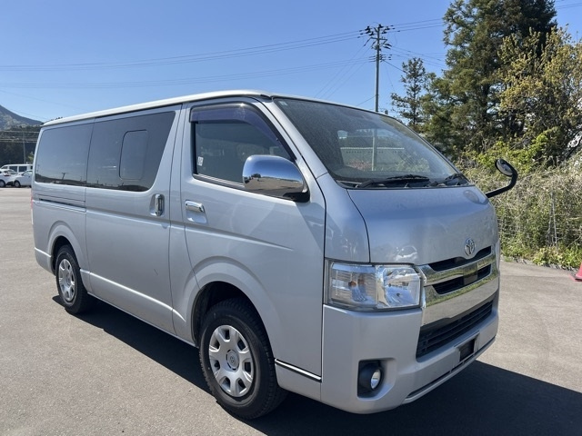 TOYOTA HIACE — фото