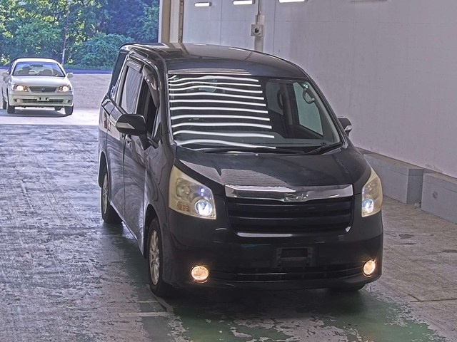 TOYOTA NOAH — фото