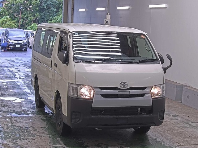 TOYOTA HIACE — фото