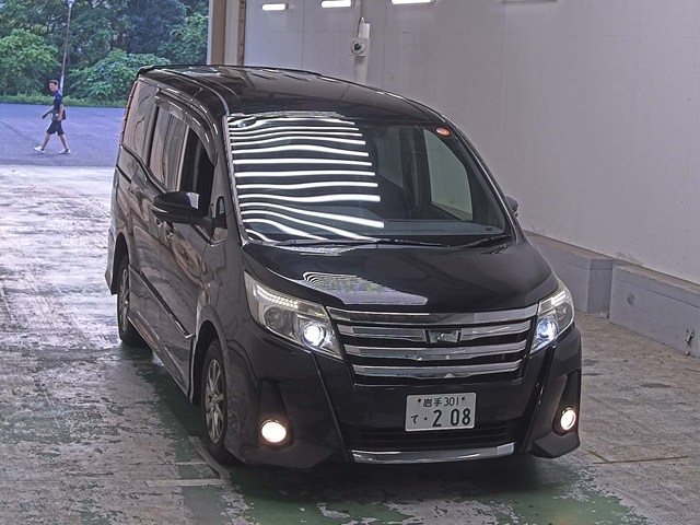 TOYOTA NOAH — фото