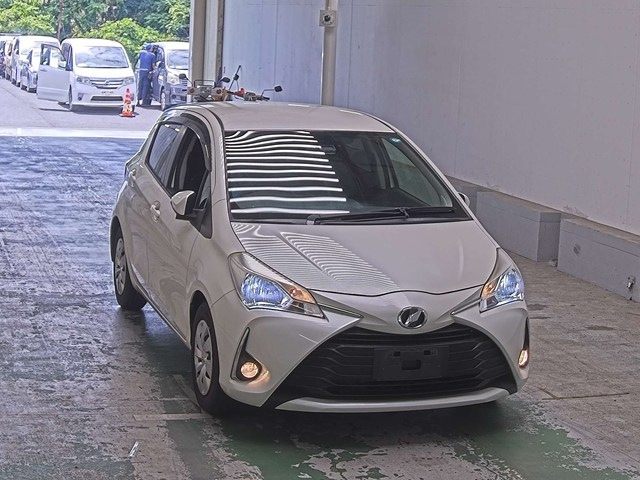 TOYOTA VITZ — фото