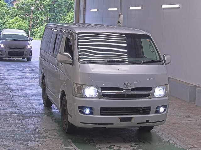 TOYOTA HIACE — фото