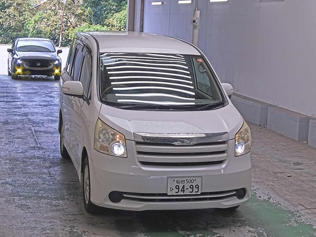 TOYOTA NOAH — фото