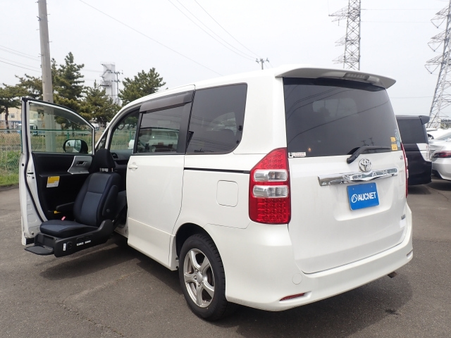 TOYOTA NOAH — фото
